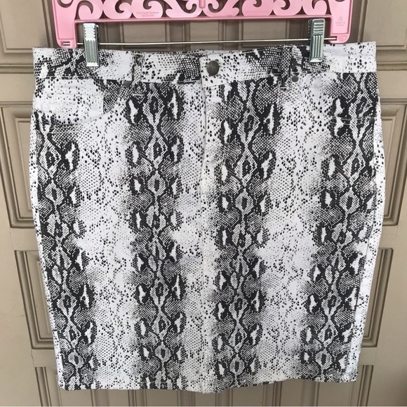 D Jeans  Denim Skirt Sz12 Snake Print Zip Front Short Very Cute - Picture 8 of 10